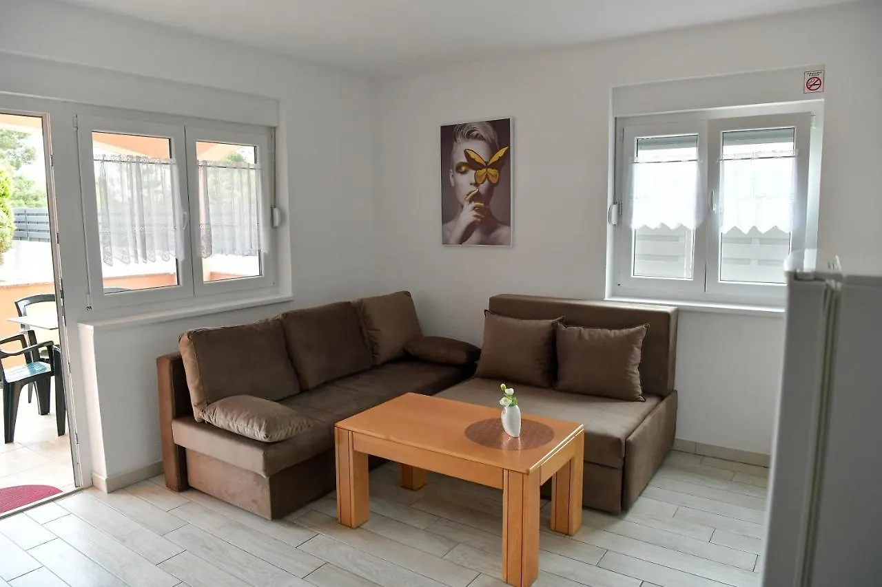 Apartments Villa Lucky Vir 0*,
