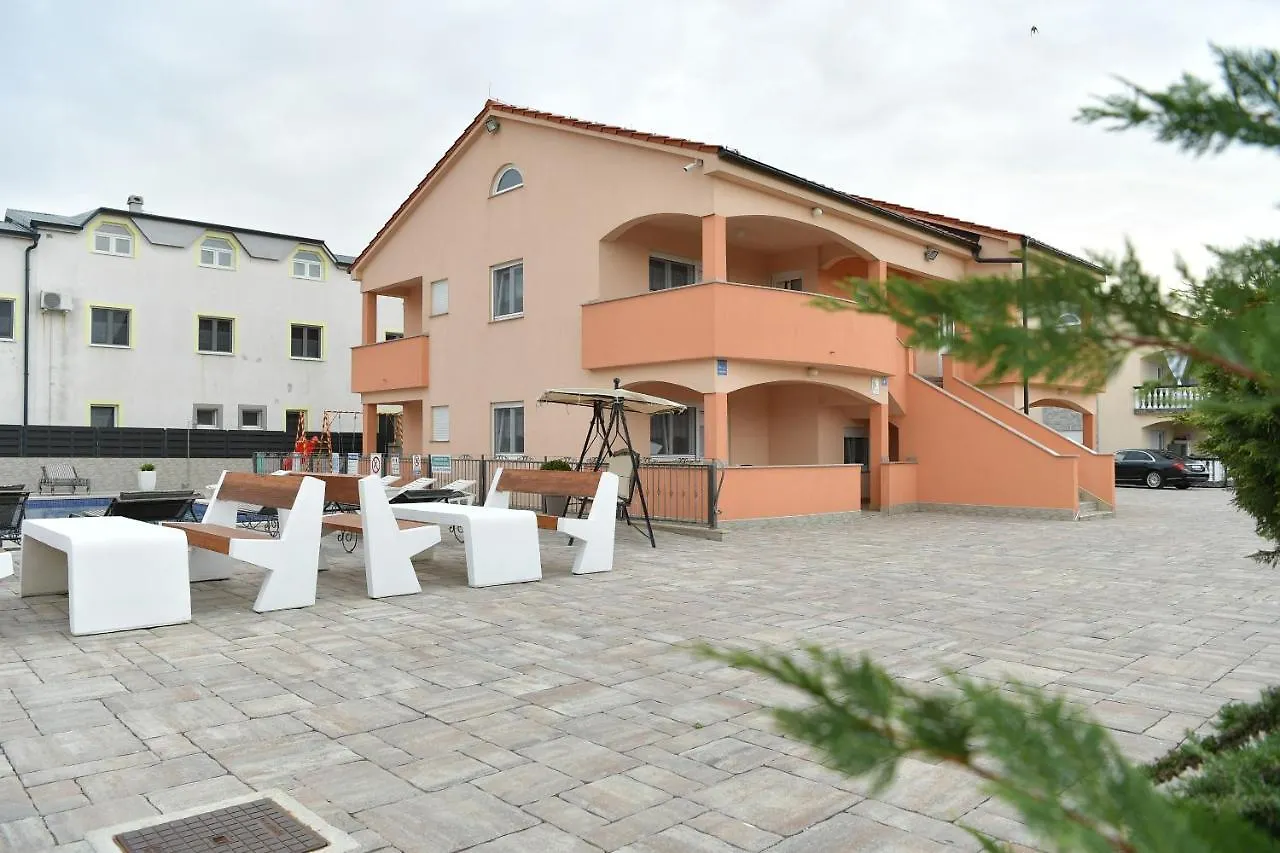 Apartments Villa Lucky Vir 0*,