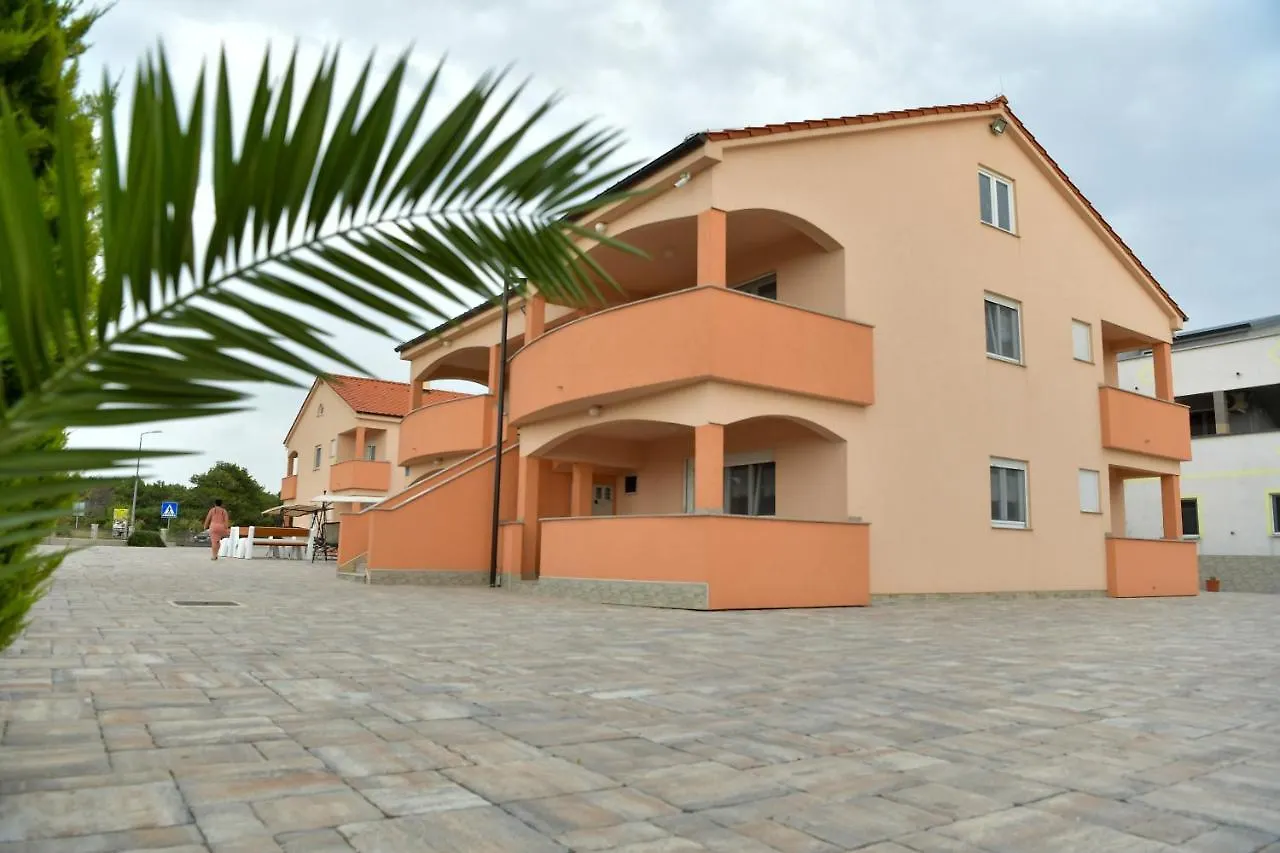 Apartments Villa Lucky ヴィル