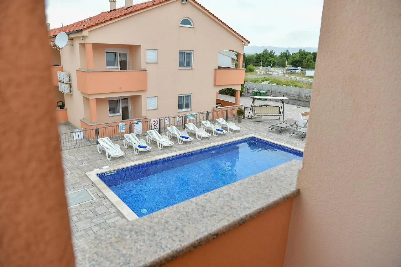 Apartments Villa Lucky ヴィル