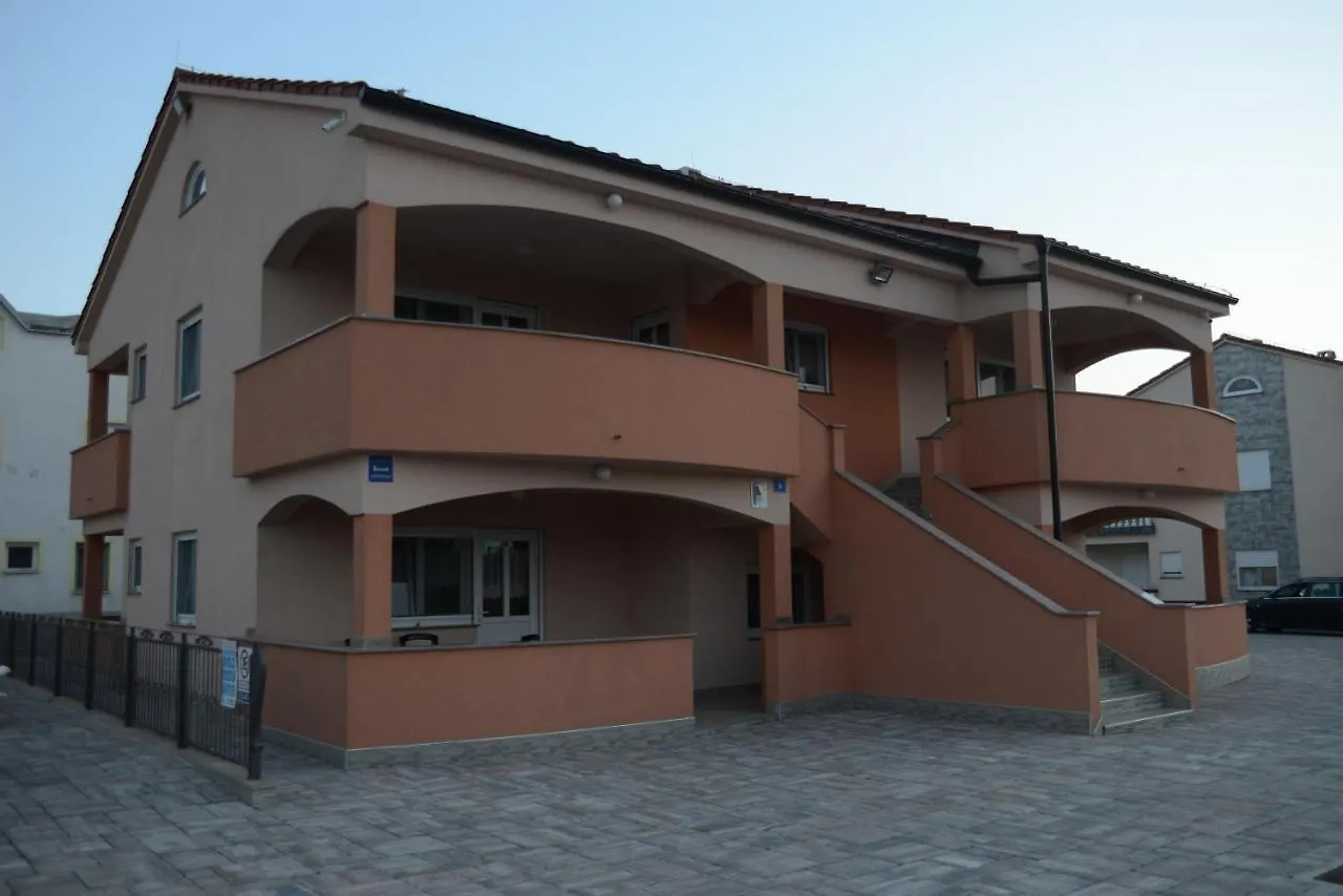 Apartments Villa Lucky ヴィル
